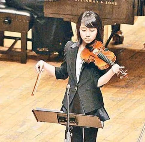賭王幼女何超欣清華畢業照曝光!穿漢服仙氣飄飄,高顏值不輸明星