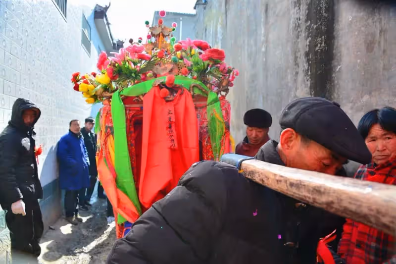去女兒家借錢,被親家嘲諷,女婿拿袋紅薯打發我,回家後打開袋子,瞬間淚崩.