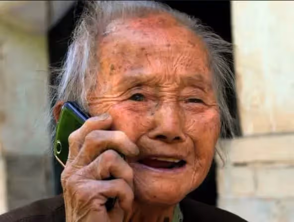 去女兒家借錢,被親家嘲諷,女婿拿袋紅薯打發我,回家後打開袋子,瞬間淚崩.