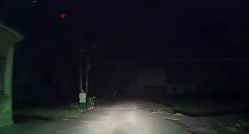 爺爺在等我回家!女子假期返鄉深夜11點,遠遠看見「爺爺在路邊等候」,網友:終於明白了家人的意義