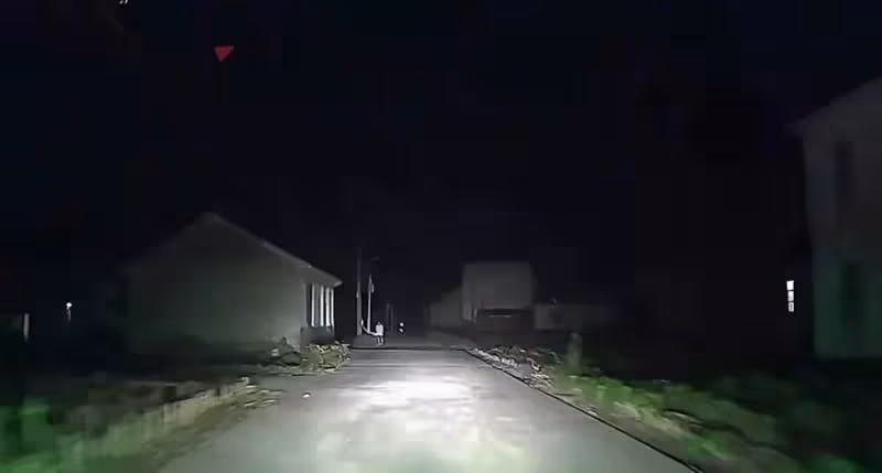 爺爺在等我回家!女子假期返鄉深夜11點,遠遠看見「爺爺在路邊等候」,網友:終於明白了家人的意義