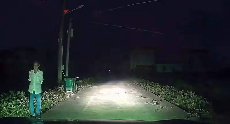 爺爺在等我回家!女子假期返鄉深夜11點,遠遠看見「爺爺在路邊等候」,網友:終於明白了家人的意義