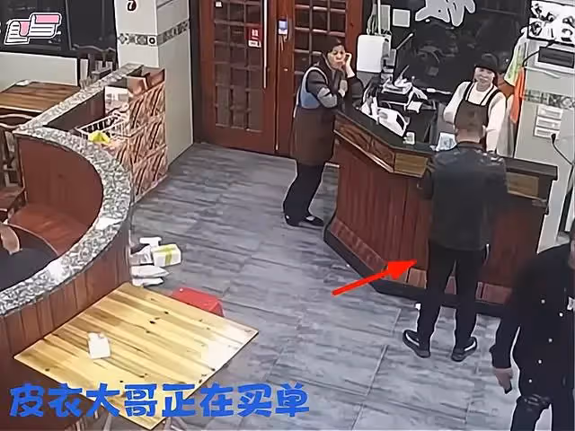消防員淩晨滅火後到早餐店就餐，皮衣哥悄悄為其買單，默默離開餐廳，網贊：愛的溫暖