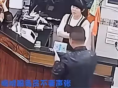 消防員淩晨滅火後到早餐店就餐，皮衣哥悄悄為其買單，默默離開餐廳，網贊：愛的溫暖