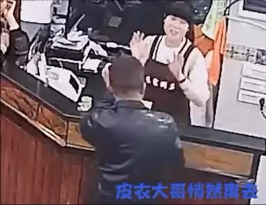消防員淩晨滅火後到早餐店就餐,皮衣哥悄悄為其買單,默默離開餐廳,網贊:愛的溫暖
