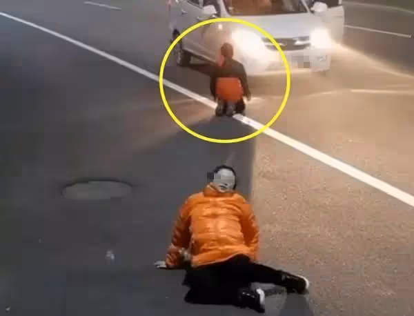 「媽媽最重要」懷孕的媽媽在路邊臨產,兒子交集「下跪攔車」網感動:是天使