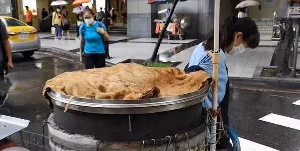 單親媽砸50萬開店,養2孩不論風雨,18小時只賺60元,不言放棄淚喊:「請大家給我機會!」網友見菜單:「完全不想進去!」