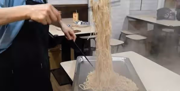 單親媽砸50萬開店,養2孩不論風雨,18小時只賺60元,不言放棄淚喊:「請大家給我機會!」網友見菜單:「完全不想進去!」