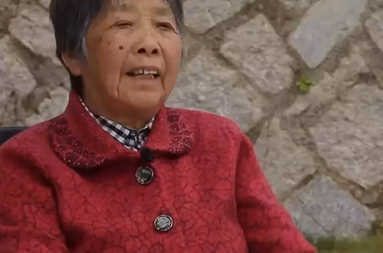 姐姐將老屋賣給殘障弟弟，14年後卻因一則「遷款謠言」反悔，將房偷過戶到兒子名下，結局卻讓她後悔萬分