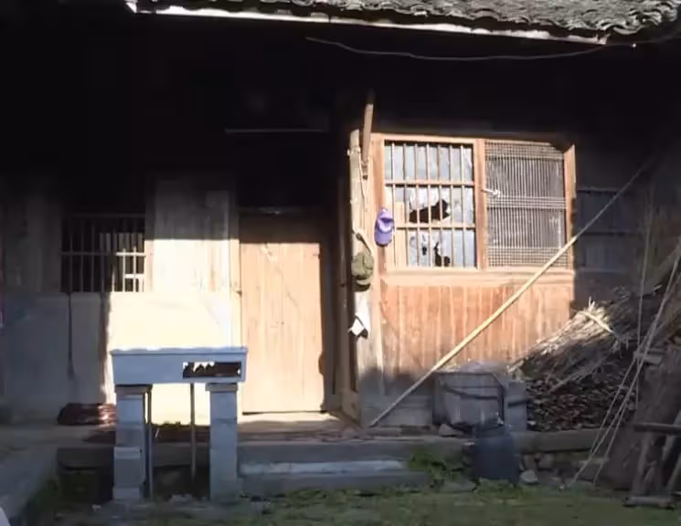 姐姐將老屋賣給殘障弟弟,14年後卻因一則「遷款謠言」反悔,將房偷過戶到兒子名下,結局卻讓她後悔萬分