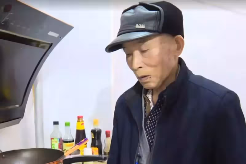 追愛被阻痛罵子女不孝,84歲老人翻爬8樓只為見女友,認識4天就墜入愛河:花光養老錢也心甘情願