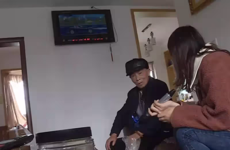 追愛被阻痛罵子女不孝,84歲老人翻爬8樓只為見女友,認識4天就墜入愛河:花光養老錢也心甘情願