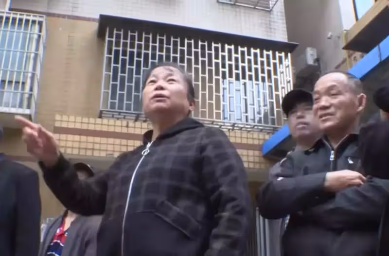追愛被阻痛罵子女不孝,84歲老人翻爬8樓只為見女友,認識4天就墜入愛河:花光養老錢也心甘情願