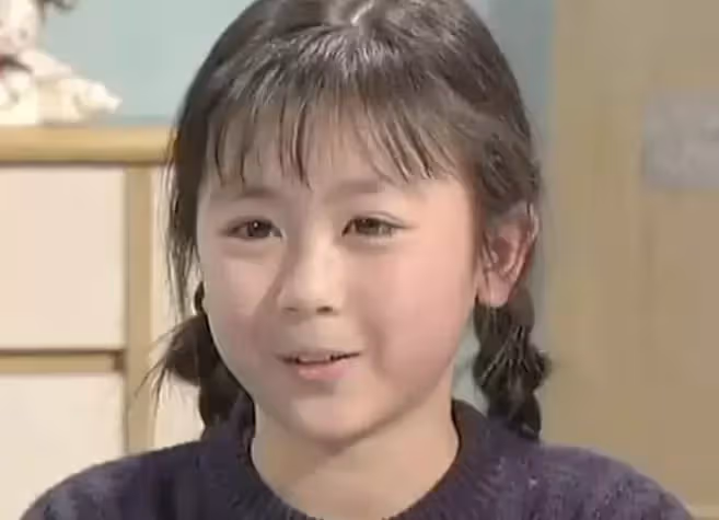 8歲搭檔周潤發,因女扮男裝走紅「嫁大13歲導演」生下一對兒女 離婚後落魄到洗廁所?