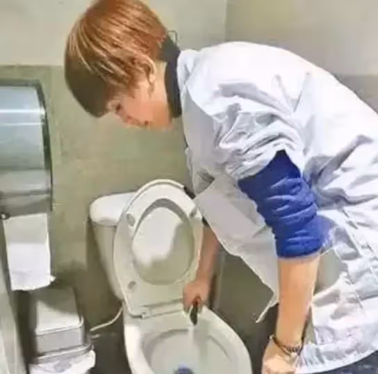 8歲搭檔周潤發，因女扮男裝走紅「嫁大13歲導演」生下一對兒女　離婚後落魄到洗廁所？