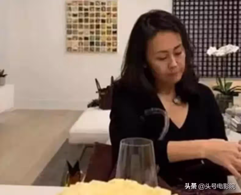 讓66歲賭王一見鍾情！李連杰拋妻棄女「送20億財產」　60歲近照曝光：她究竟有多美？