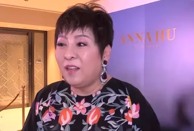 何超儀出席活動氣場十足，網友驚呼其身材變化太大