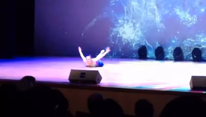 當妳永遠的左腳，蠻牛先生瞞著家人結婚，照顧獨腳妻鼓勵太太追夢，伴她躍上國際舞台