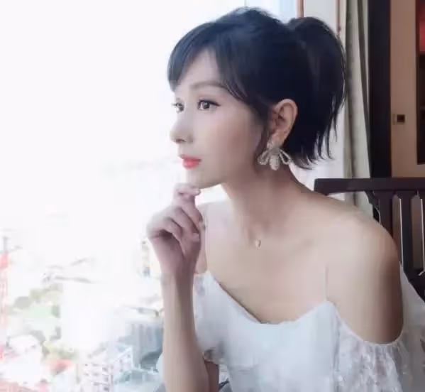 49歲楊恭如短髮造型曝光，高冷脫俗，這身材和氣質70後少見，網友：美得出眾令人眼前一亮