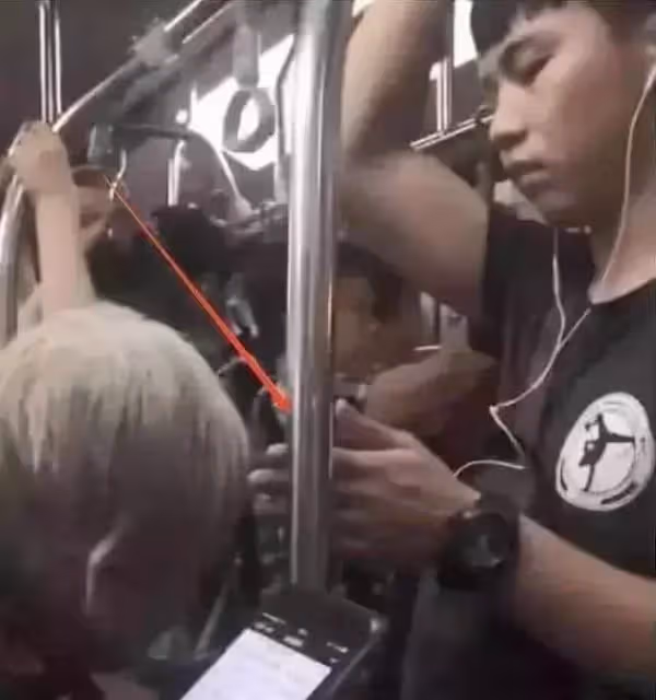 低調行善，母抱童上車「青年起身讓座」遭婉拒，戴耳機裝沒事「往旁一看暖舉曝光」網感動：細節體現修養