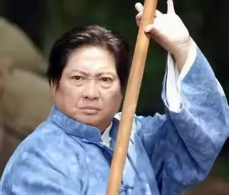 香港往事:當年「林正英」在酒吧鬧事,大哥「洪金寶」替他出頭,與14K「陳惠敏」硬剛卻慘敗