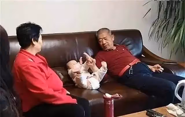 67歲老太得腦梗後「自然受孕」,兒女稱:敢要就斷絕關系,老夫妻堅決生子,如今3年後現狀讓人意外
