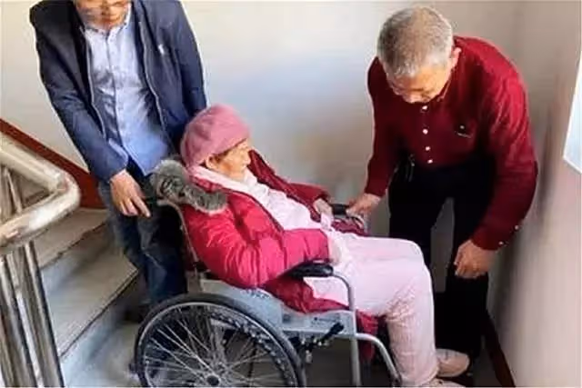 67歲老太得腦梗後「自然受孕」，兒女稱：敢要就斷絕關系，老夫妻堅決生子，如今3年後現狀讓人意外