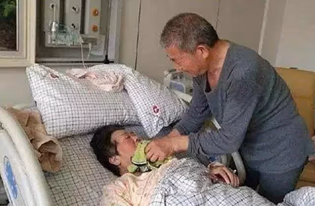 67歲老太得腦梗後「自然受孕」，兒女稱：敢要就斷絕關系，老夫妻堅決生子，如今3年後現狀讓人意外