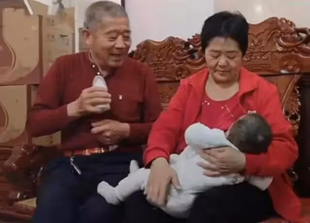 67歲老太得腦梗後「自然受孕」，兒女稱：敢要就斷絕關系，老夫妻堅決生子，如今3年後現狀讓人意外