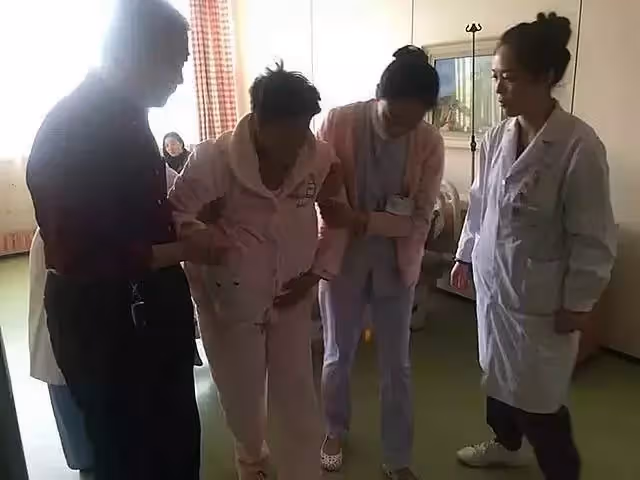 67歲老太得腦梗後「自然受孕」，兒女稱：敢要就斷絕關系，老夫妻堅決生子，如今3年後現狀讓人意外