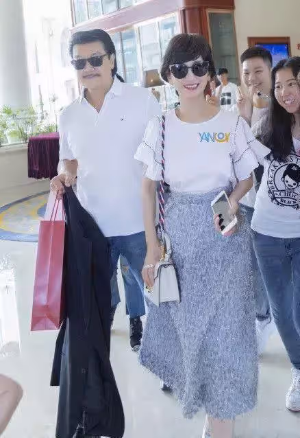 路人拍到的趙雅芝，臉頰凹陷皮膚干癟，網友：這才是66歲真實的模樣