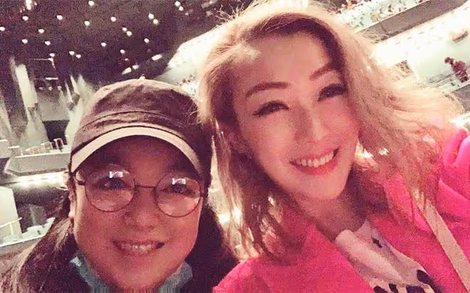 鄭秀文林保怡等聚會,抱作一團大笑不止,李珊珊患病多年身材發福
