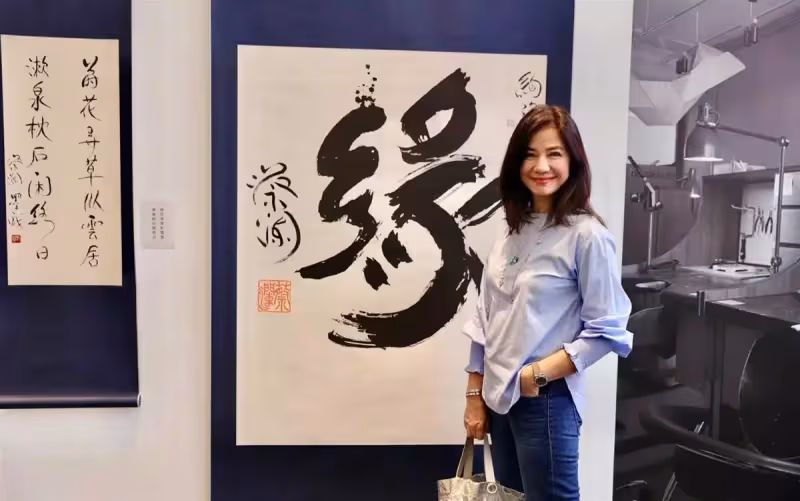 61歲鐘楚紅近況罕曝光，一頭濃密黑髮顯眼，寡居14年老年生活豐富！