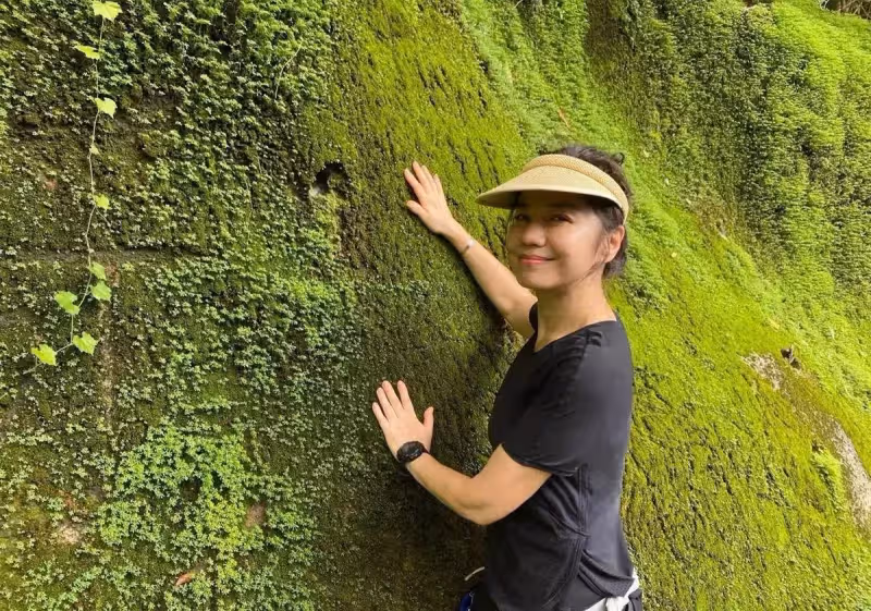 61歲鐘楚紅近況罕曝光，一頭濃密黑髮顯眼，寡居14年老年生活豐富！