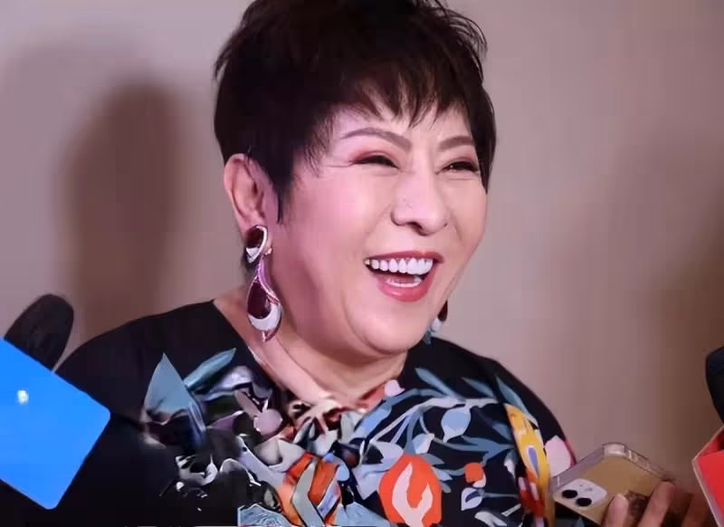 郭碧婷喜懷二胎，向太開心曬「孫女萌照」，小奶皇「戴墨鏡叼奶嘴」對著鏡頭耍酷，網友：瞬間就被萌到啦