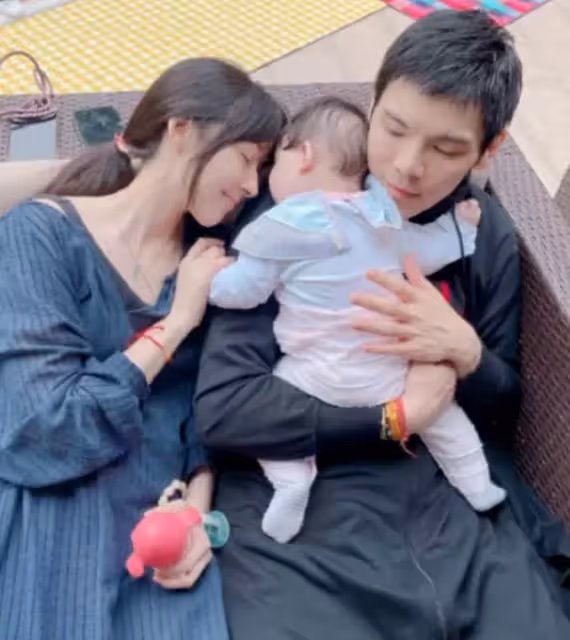郭碧婷喜懷二胎，向太開心曬「孫女萌照」，小奶皇「戴墨鏡叼奶嘴」對著鏡頭耍酷，網友：瞬間就被萌到啦