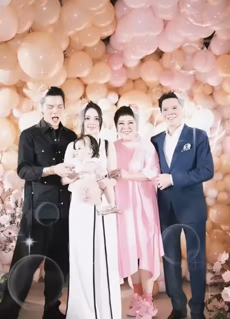 郭碧婷喜懷二胎，向太開心曬「孫女萌照」，小奶皇「戴墨鏡叼奶嘴」對著鏡頭耍酷，網友：瞬間就被萌到啦