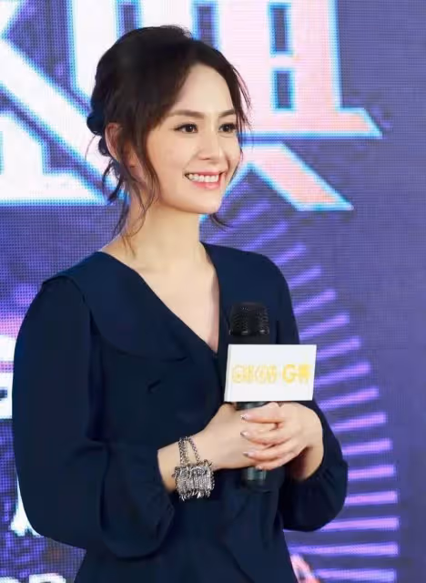 阿嬌發福也難掩上等美貌，一身寬鬆穿搭隨性自在，網贊：美人在骨不在皮
