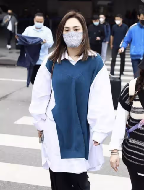阿嬌發福也難掩上等美貌，一身寬鬆穿搭隨性自在，網贊：美人在骨不在皮