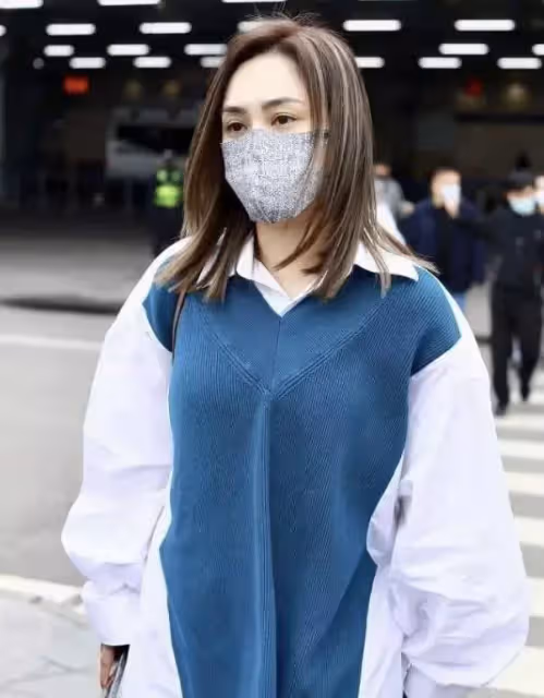 阿嬌發福也難掩上等美貌，一身寬鬆穿搭隨性自在，網贊：美人在骨不在皮
