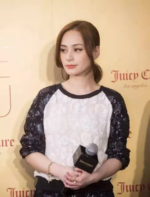 阿嬌發福也難掩上等美貌，一身寬鬆穿搭隨性自在，網贊：美人在骨不在皮
