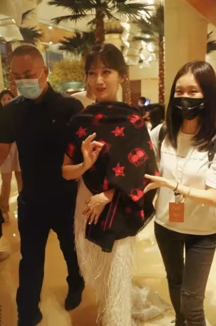 路人拍到的趙雅芝，臉頰凹陷皮膚干癟，網友：這才是66歲真實的模樣！