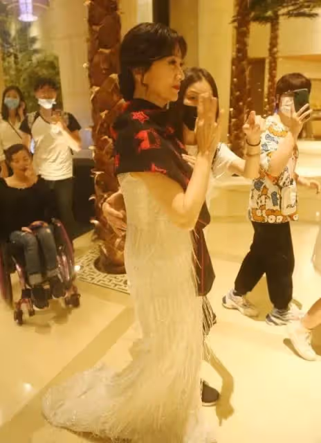 路人拍到的趙雅芝，臉頰凹陷皮膚干癟，網友：這才是66歲真實的模樣！
