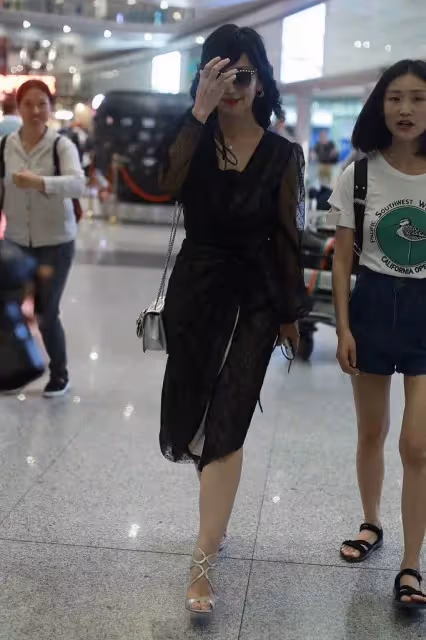 路人拍到的趙雅芝，臉頰凹陷皮膚干癟，網友：這才是66歲真實的模樣！