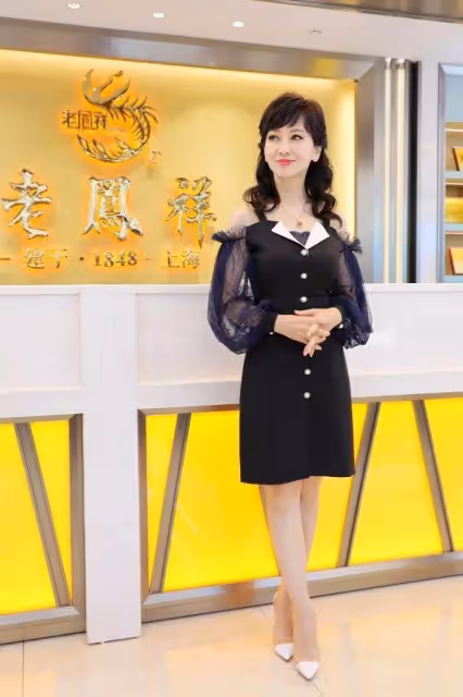 路人拍到的趙雅芝，臉頰凹陷皮膚干癟，網友：這才是66歲真實的模樣！