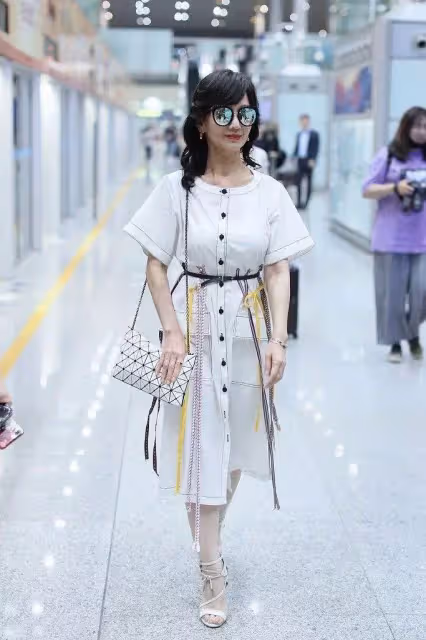 路人拍到的趙雅芝，臉頰凹陷皮膚干癟，網友：這才是66歲真實的模樣！