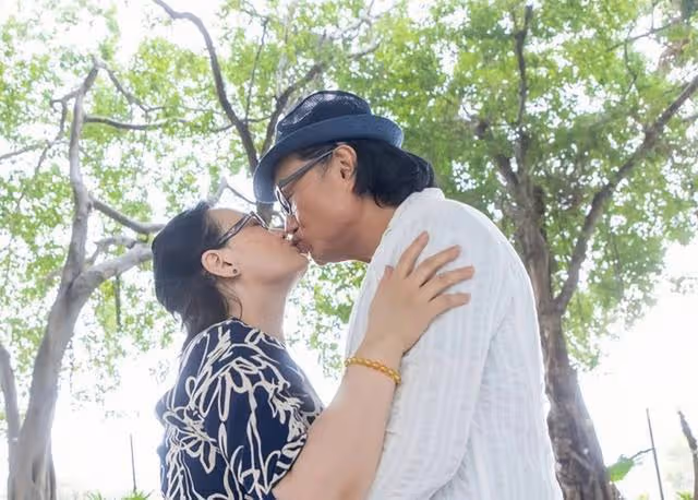 突發!65歲TVB知名老戲骨被曝結束黃昏戀,與小6歲女友分手
