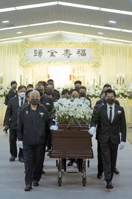 郭富城為經紀人父親扶靈畫面曝光!站首位悲傷難掩,女兒正臉被拍