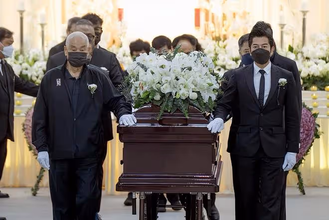 郭富城為經紀人父親扶靈畫面曝光!站首位悲傷難掩,女兒正臉被拍