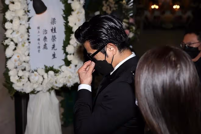 郭富城為經紀人父親扶靈畫面曝光!站首位悲傷難掩,女兒正臉被拍